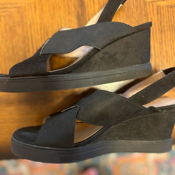 Journee Collection Women's Ronnie
Wedge Sandal, Size 9, Very Good Condition - Picture 9 of 13